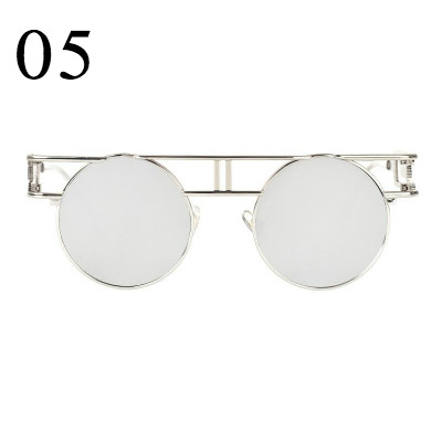 欧米セレブ眼鏡コーデスナップサングラス個性的サングラス